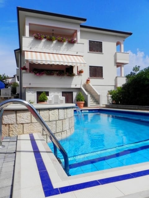 Property building, Day, Swimming pool