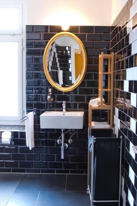 Bathroom, Decorative detail