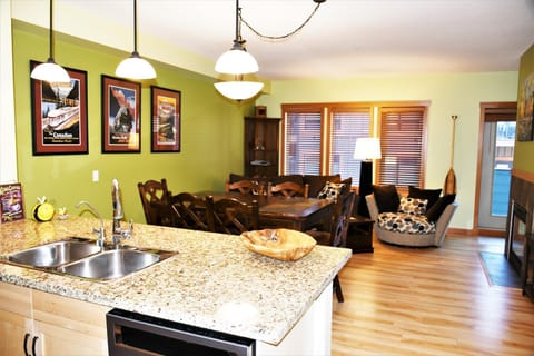 Renovated Condo, 2BR, 2BA, Heated Pool, 3 Hot Tubs, Pets Welcome! Eigentumswohnung in Canmore