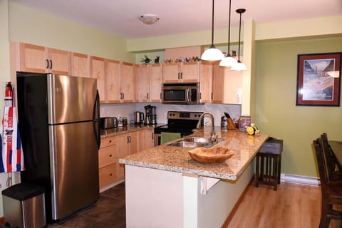 Renovated Condo, 2BR, 2BA, Heated Pool, 3 Hot Tubs, Pets Welcome! Condominio in Canmore