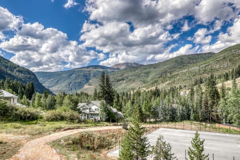 Beautiful East Vail 3 Bedroom Condo w/Hot Tub On shuttle Route. Apartment in Vail