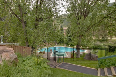 Beautiful East Vail 3 Bedroom Condo w/Hot Tub On shuttle Route. Apartment in Vail