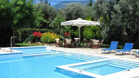 Spring, Day, Garden, Swimming pool, Swimming pool, sunbed