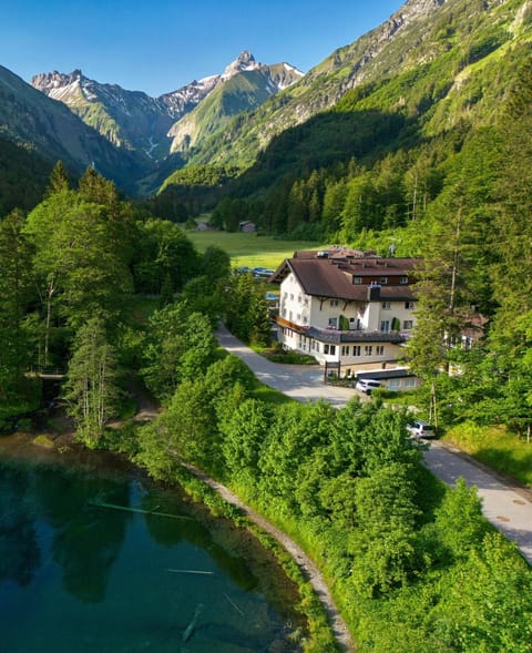 Property building, Nearby landmark, Natural landscape, Bird's eye view, Lake view, Mountain view