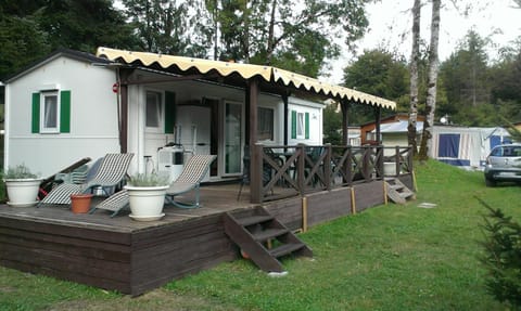 LA COMBE Campingplatz /
Wohnmobil-Resort in Morillon