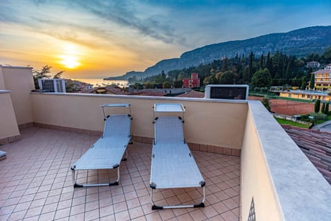 Balcony/Terrace, Balcony/Terrace, Lake view, Sunset, sunbed