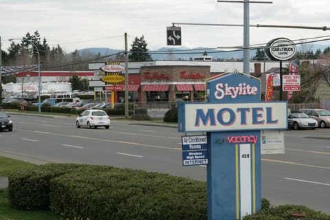 Skylite Motel Motel in Parksville