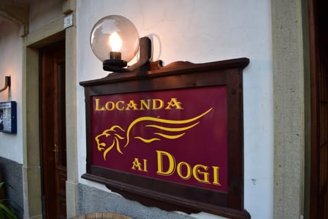 Restaurant/places to eat, Property logo or sign