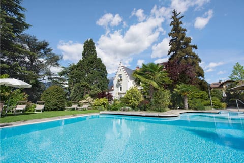 Property building, Garden, Swimming pool