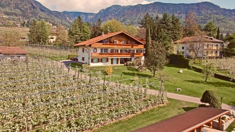 Property building, Bird's eye view, Garden, Swimming pool