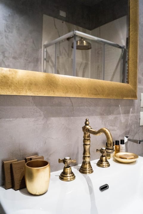 Shower, Bathroom, Decorative detail