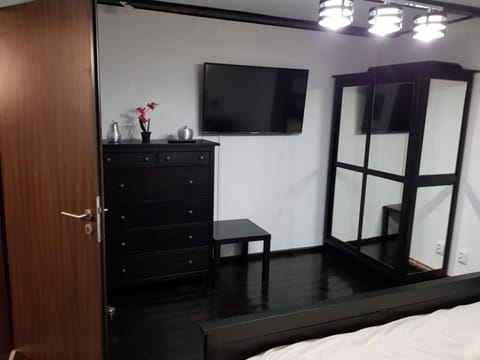 Bed, Photo of the whole room, Decorative detail, Bedroom, River view