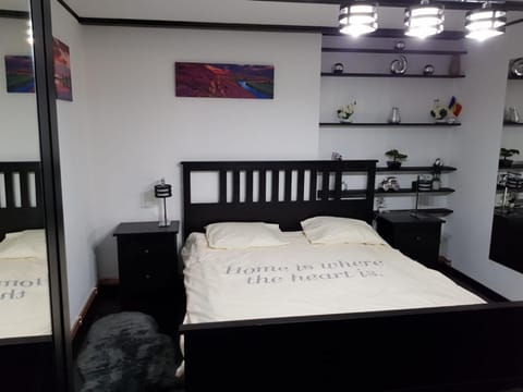 Bed, Photo of the whole room, Decorative detail, Bedroom, On site, River view