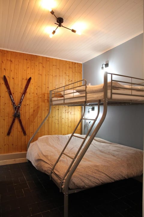 Bedroom, bunk bed