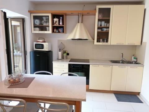 Kitchen or kitchenette, Dining area, oven, stove