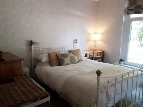Tŷ Selah, Rugby Ave, Neath Bed and Breakfast in Wales