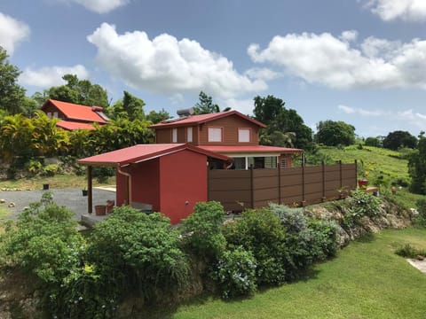 Villa neuve de standing en bois avec piscine Villa in Sainte-Anne