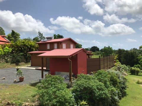 Villa neuve de standing en bois avec piscine Villa in Sainte-Anne