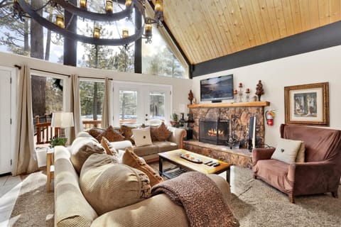 1807 - Living The Dream - Free Ski Board Rental Home House in Big Bear