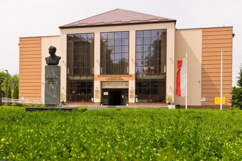 Property building, Facade/entrance, Garden