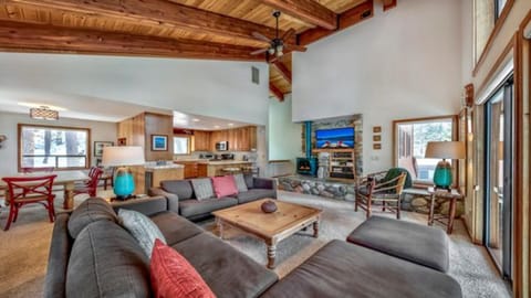 Your Roomy Northstar Retreat Awairs Home House in Sierra Nevada