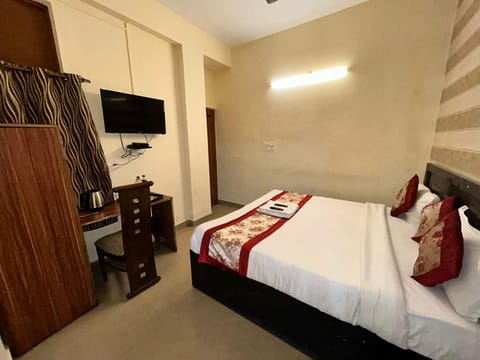 Hotel Mehak Palace - Noida Sector 62 Bed and Breakfast in Noida