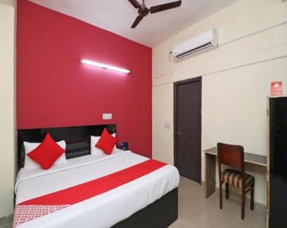 Bed, TV and multimedia, Photo of the whole room, Bedroom, fireplace, wardrobe, air conditioner