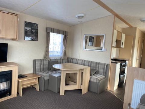 3 bedroom 8 berth standard caravans with Hot Tub,Mountain Bikes House in Tattershall