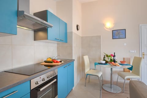 Kitchen or kitchenette, Communal kitchen