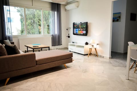 Communal lounge/ TV room, TV and multimedia, Living room, Seating area, Evening entertainment, air conditioner