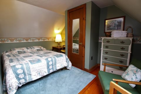 Rustically renovated Chestnut Farms is a 9 bedroom Vermont farmhouse, with outdoor hot tub Maison in Plymouth
