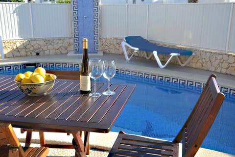 Shower, Dining area, Pool view, Swimming pool, Drinks, sunbed