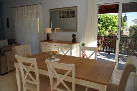 VILLA ALICIA with priv pool, beautiful garden and shady veranda- 5 min to the beach Chalet in Peyia