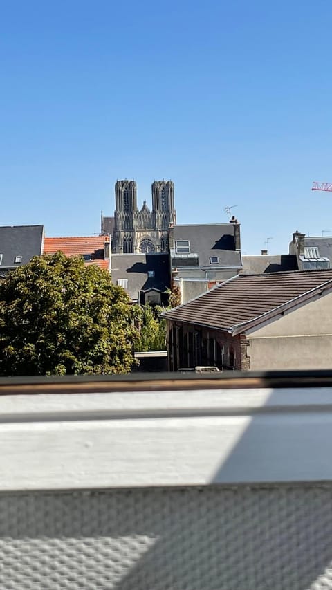 Le cosy marnais, centre ville, vue cathédrale Apartment in Reims