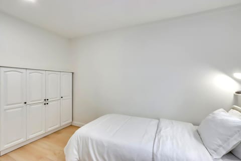 Classic King Size Guest Suite Apartamento in Burnaby