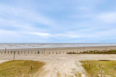 Hit the Beach House in Hitchcock