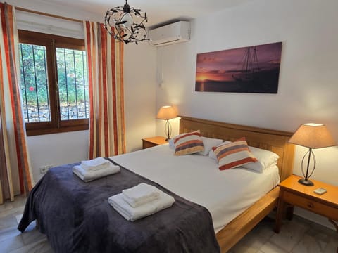 Photo of the whole room, Bedroom