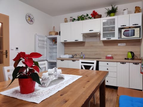 Kitchen or kitchenette, Dining area, Communal kitchen