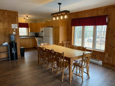 Kitchen or kitchenette, Dining area, pet friendly