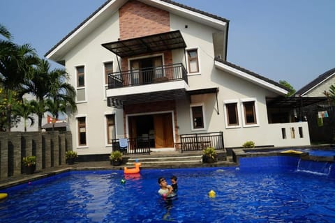 Property building, Day, Balcony/Terrace, Swimming pool