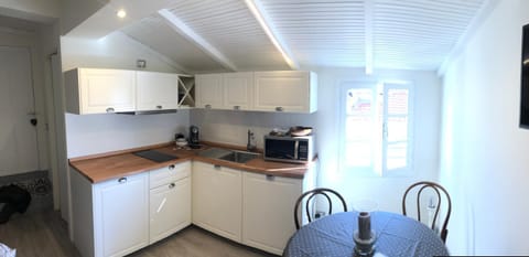 Coffee/tea facilities, Kitchen or kitchenette, Dining area