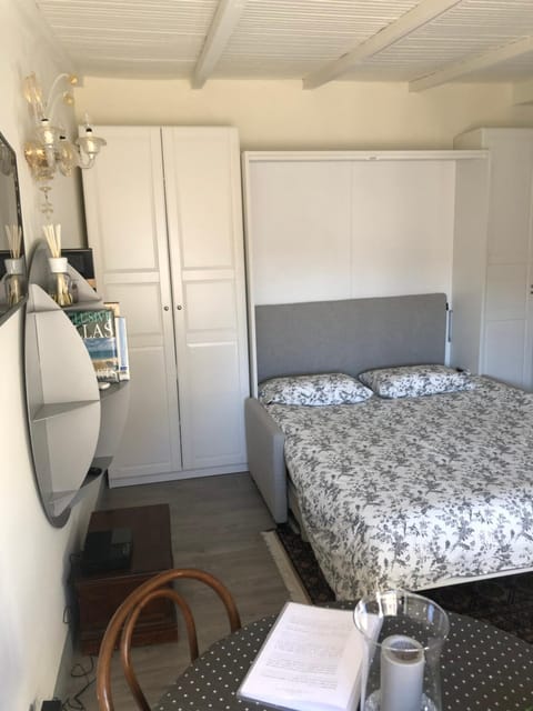 TV and multimedia, Dining area, Bedroom