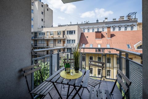 View (from property/room), Balcony/Terrace, City view