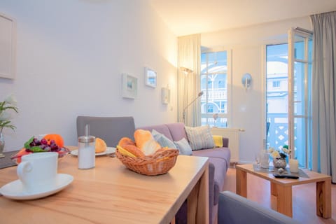 Living room, Photo of the whole room, Decorative detail, Seating area, Dining area