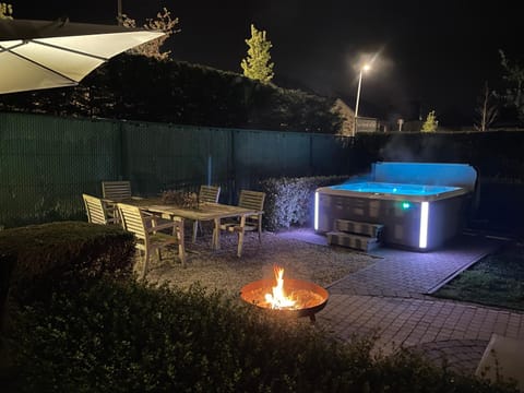 Property building, Garden, Swimming pool