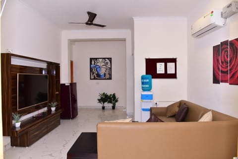 Communal lounge/ TV room, TV and multimedia, Living room, Seating area, fireplace, air conditioner