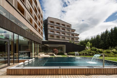 Property building, Spring, Day, Natural landscape, Summer, Autumn, On site, Swimming pool, Seasons, Time of day, Location, Sunrise, Sunset, hair dresser, sunbed