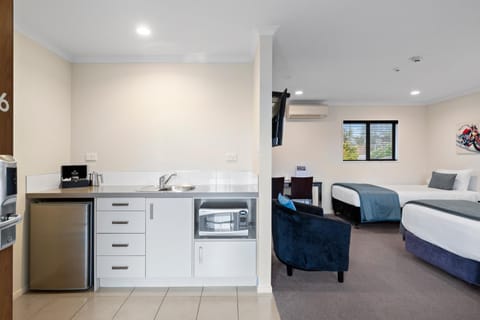 Bed, Kitchen or kitchenette, Living room, Photo of the whole room, Seating area, Bedroom