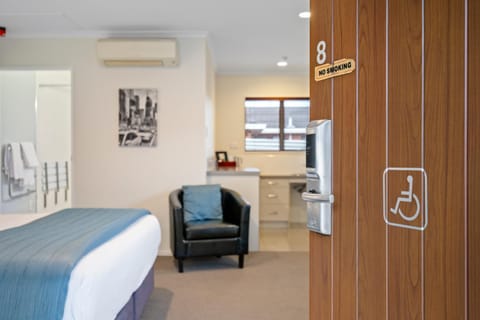 Bed, Photo of the whole room, Seating area, Facility for disabled guests, acessibility, air conditioner