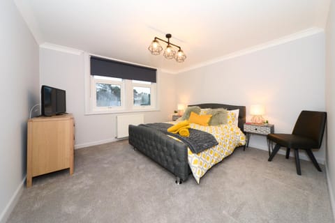 Amazing Apartment near Bournemouth, Poole & Sandbanks - WiFi & Smart TV - Newly Renovated! Great Location! Apartment in Poole